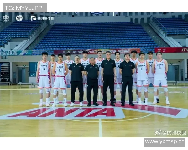 林书豪现身南京大学校园参加篮球互动活动，受到学生热情欢迎