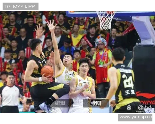 热火队在激烈对决中以97比90战胜黄蜂队展现强大实力与团队合作精神